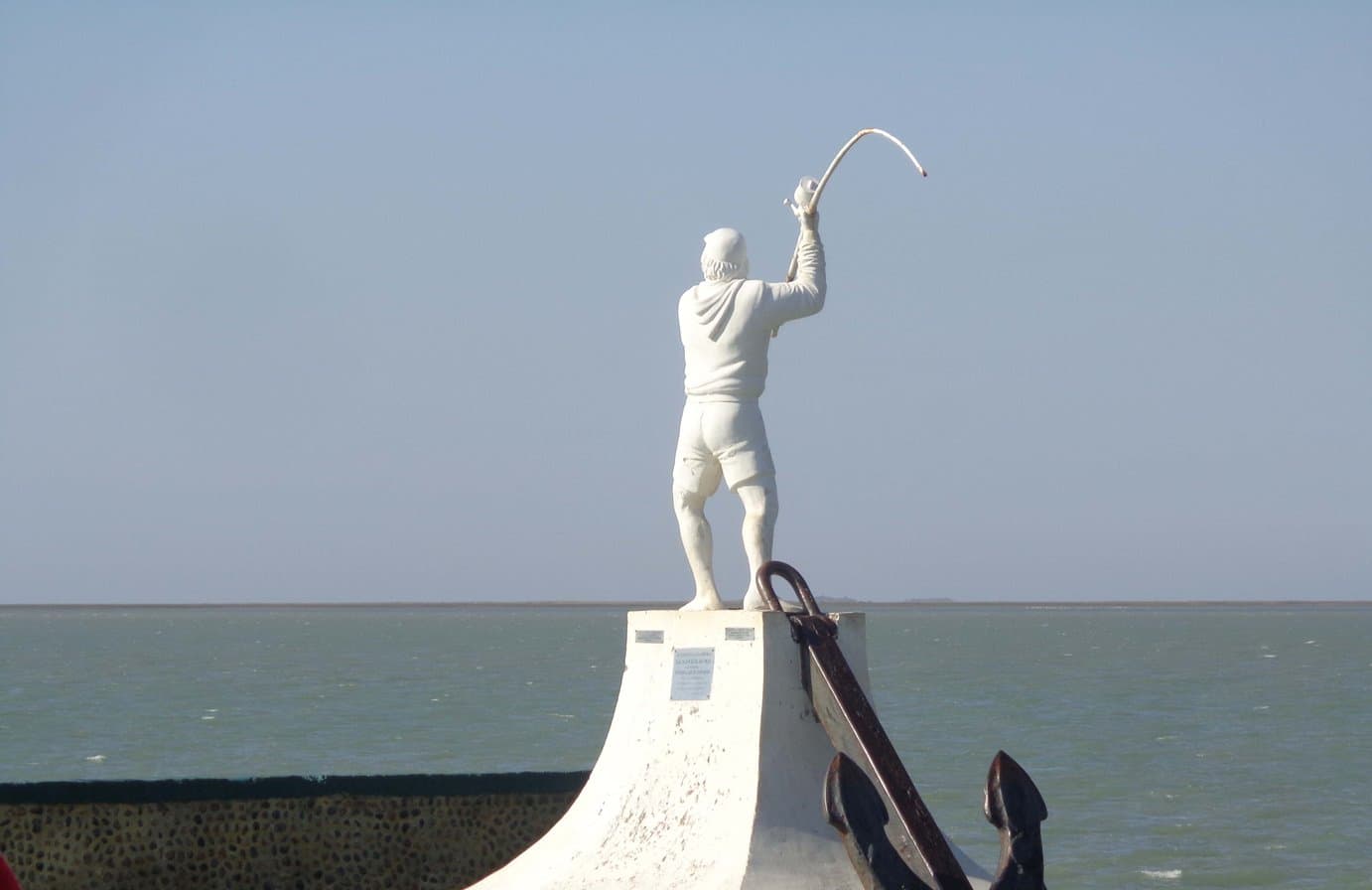 Monumento al pescador frente al mar en Bahía San Blas